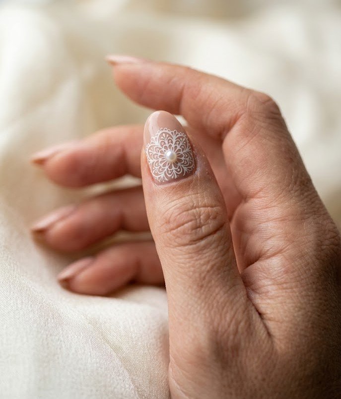 Doily accent nail with a pearl set in the center