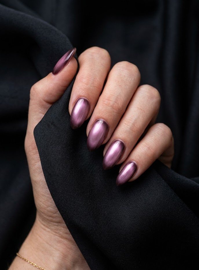 Plum aura chrome nails with glowing mauve centers