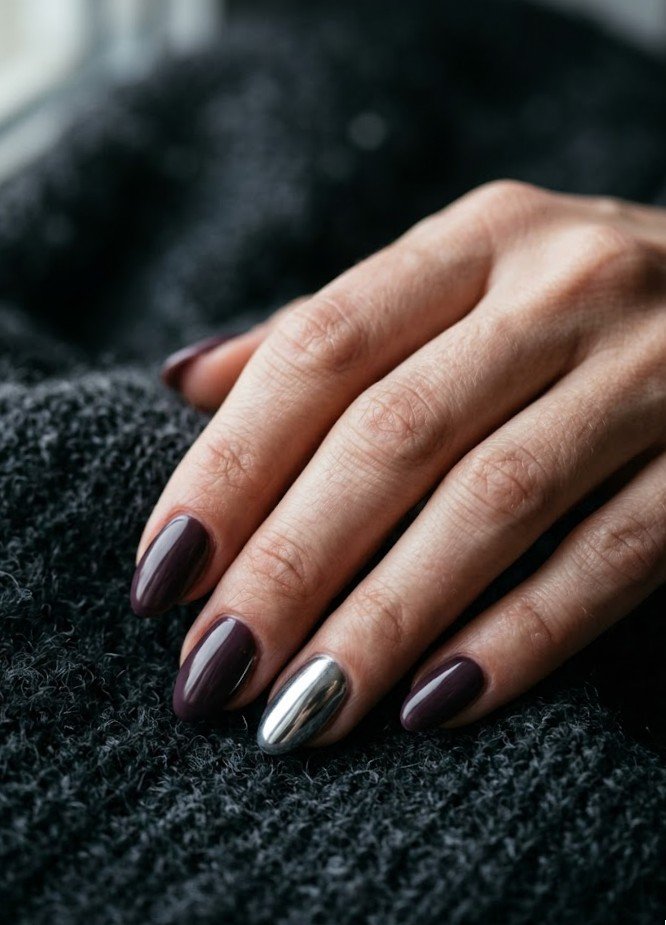 Blurred smoky plum stripe nails on short almond shape