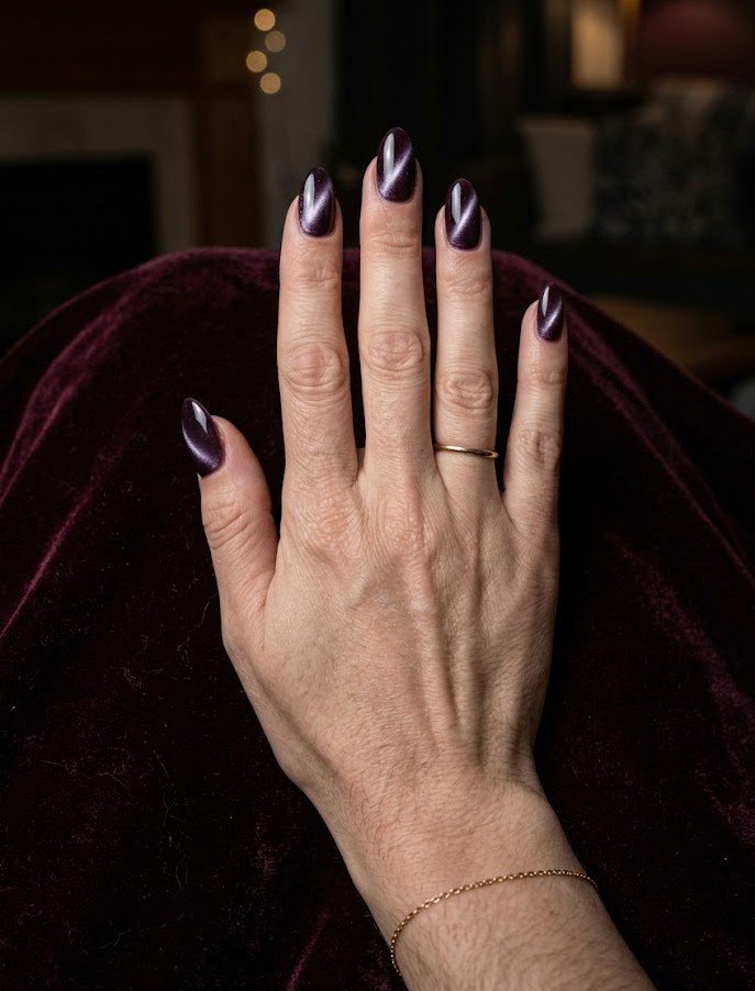Velvet cat-eye plum effect on almond nails
